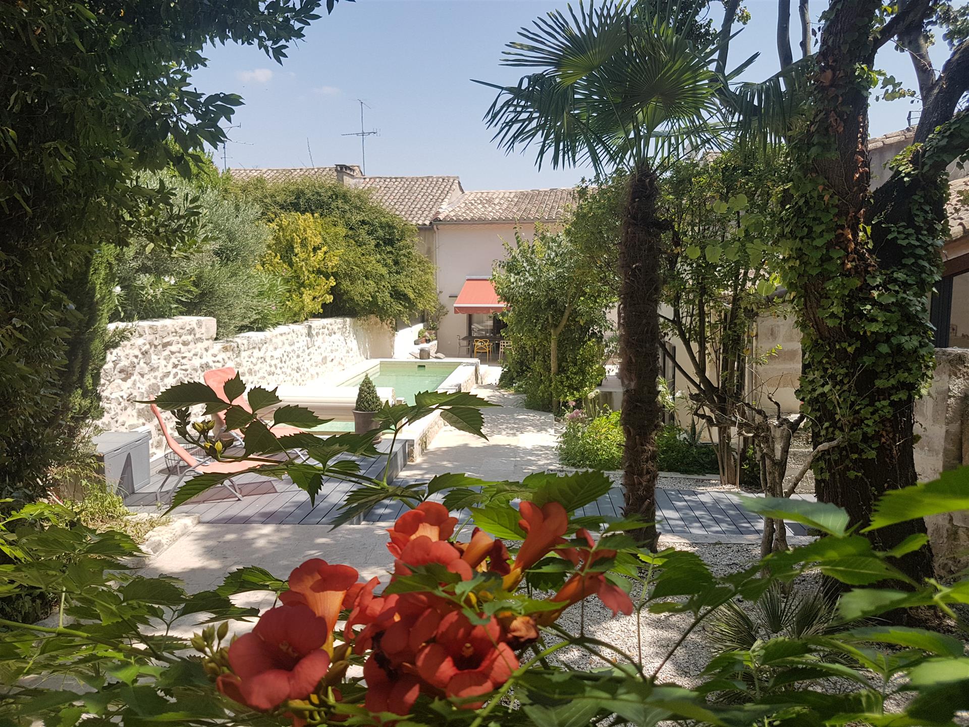 No coração de Uzès, propriedade familiar com casa de hóspedes, piscina, jardim, garagem e renda de 