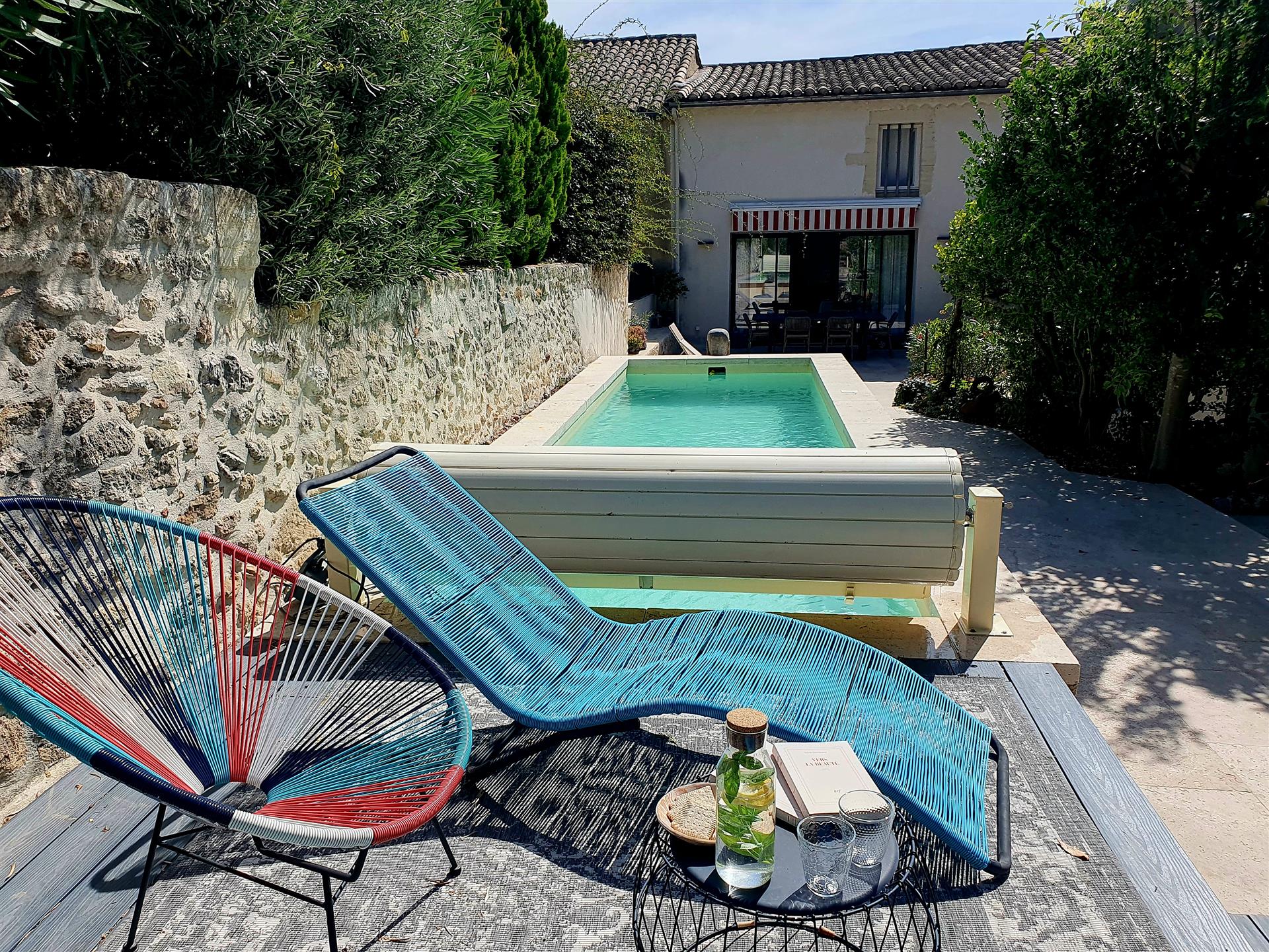 No coração de Uzès, propriedade familiar com casa de hóspedes, piscina, jardim, garagem e renda de 