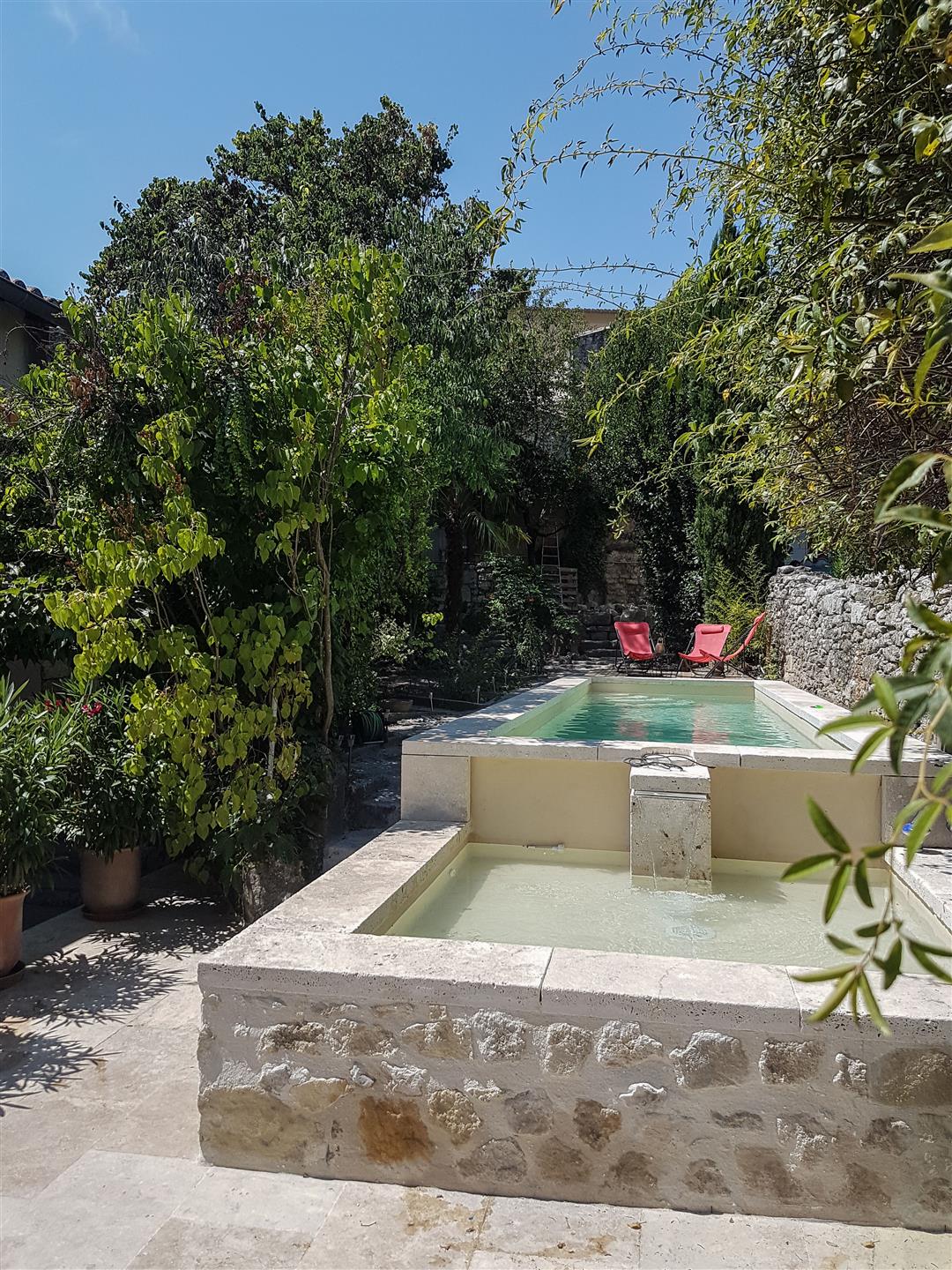 No coração de Uzès, propriedade familiar com casa de hóspedes, piscina, jardim, garagem e renda de 