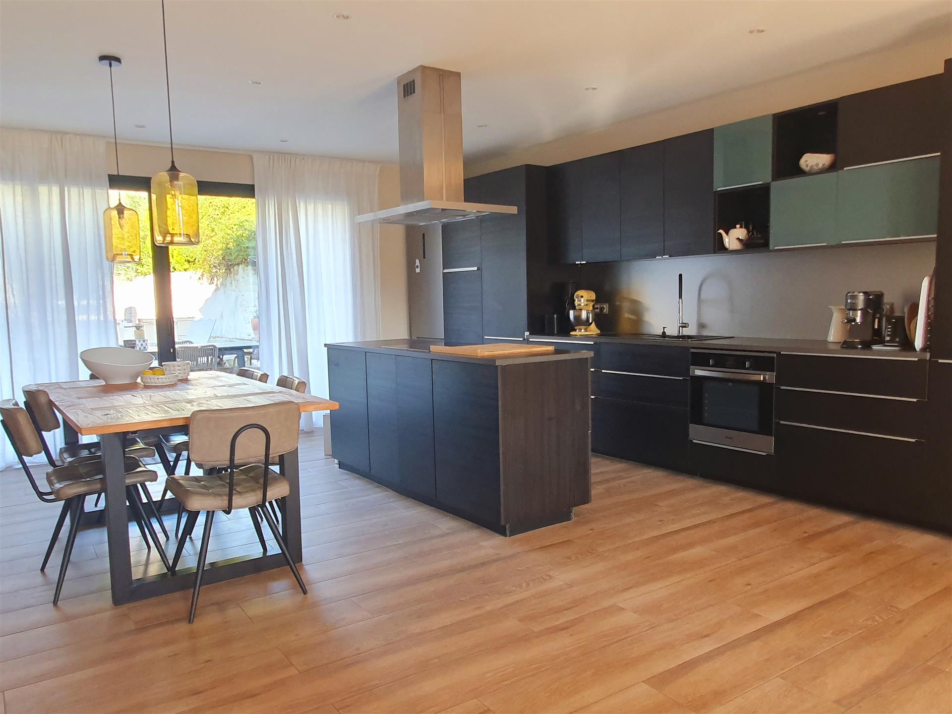 No coração de Uzès, propriedade familiar com casa de hóspedes, piscina, jardim, garagem e renda de 