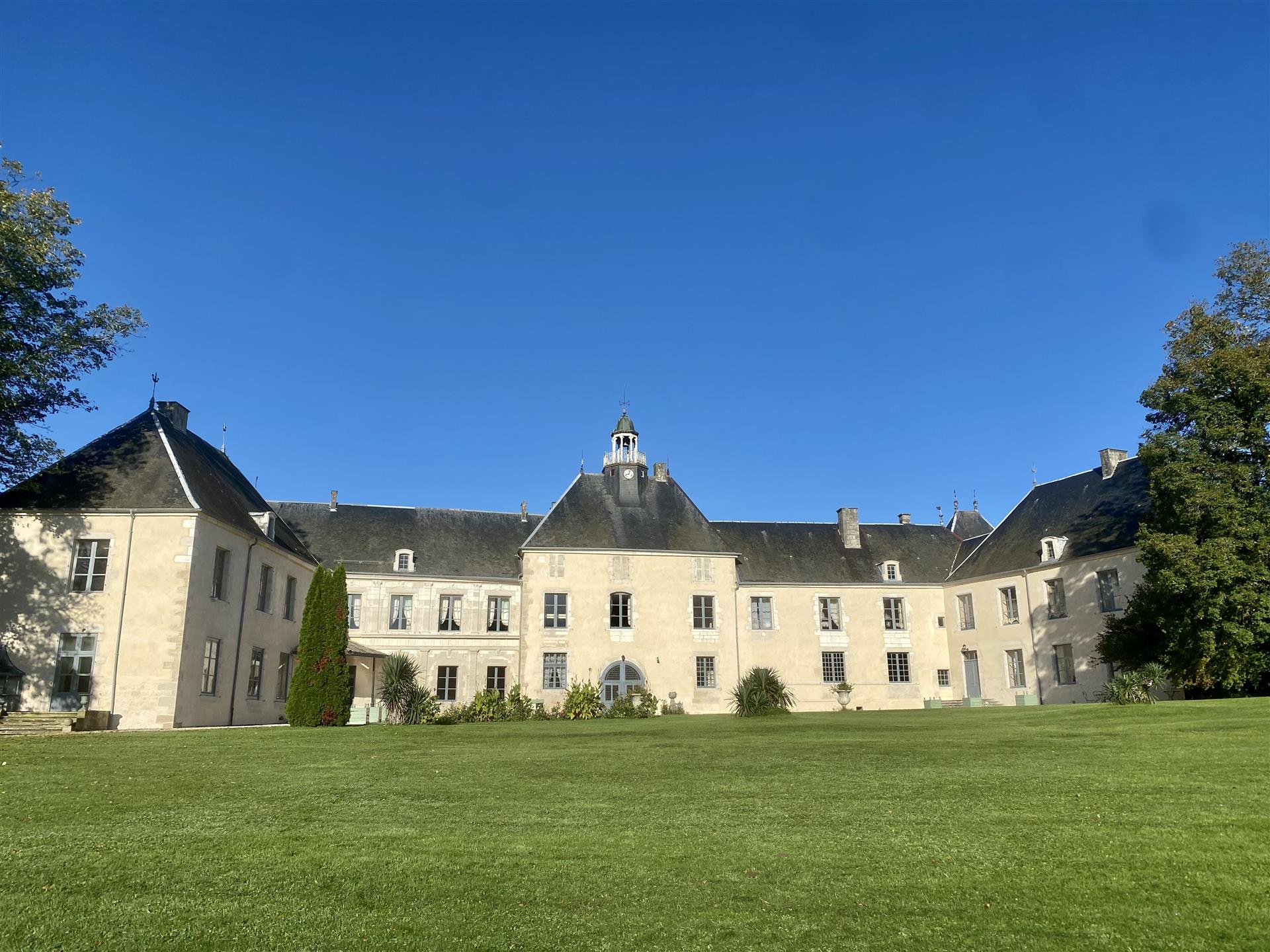Château XVIIIe Mh restauré avec dépendances 4.7ha, Bois Etang Rivière. 