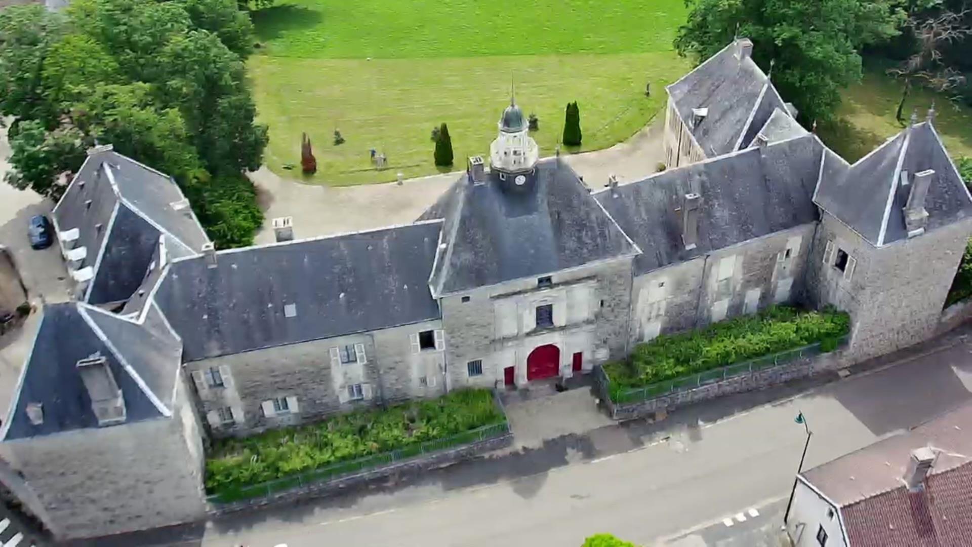 Château XVIIIe Mh restauré avec dépendances 4.7ha, Bois Etang Rivière. 