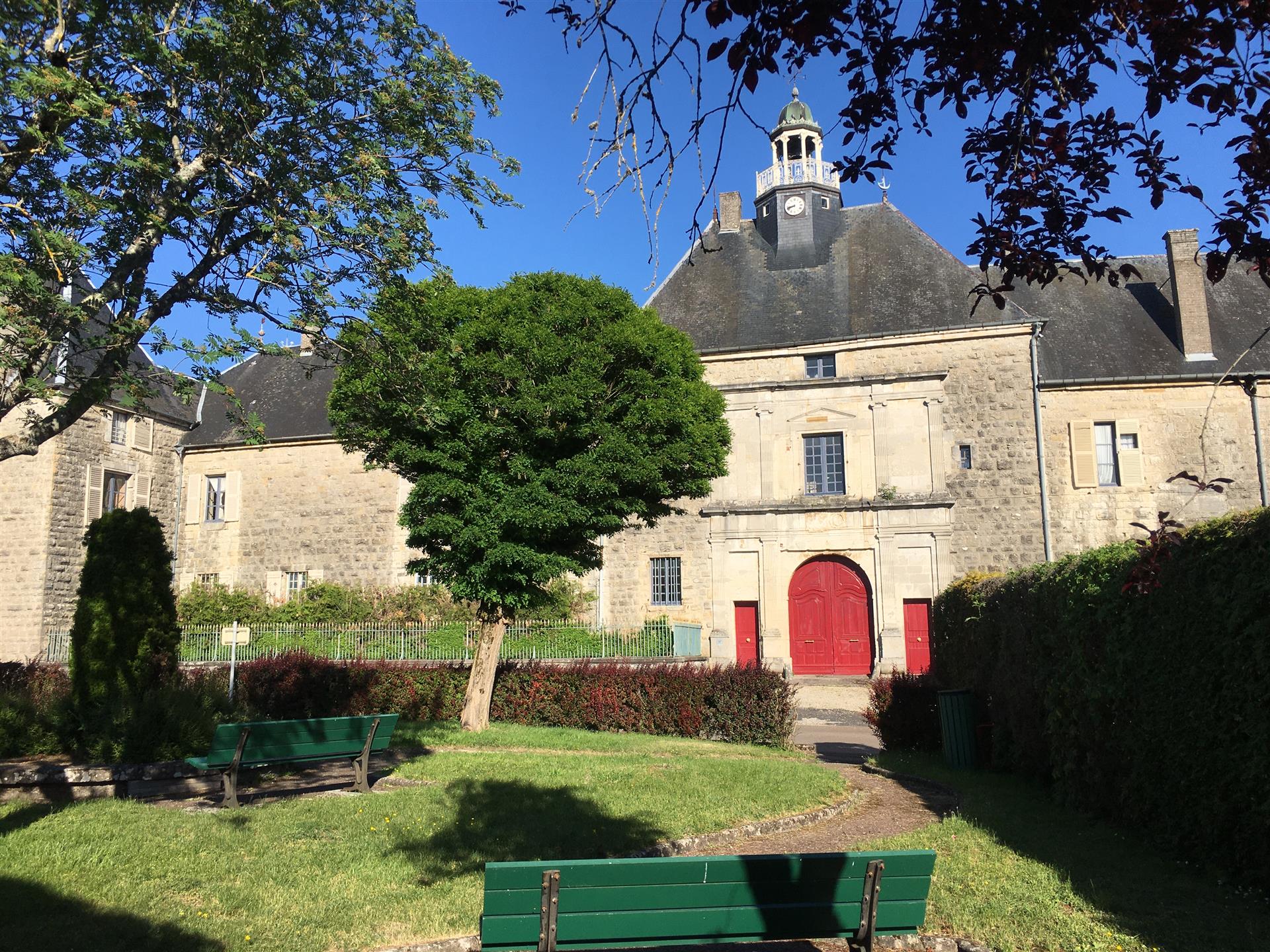 Château XVIIIe Mh restauré avec dépendances 4.7ha, Bois Etang Rivière. 