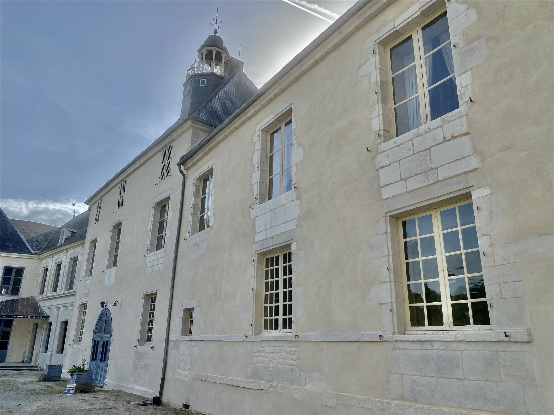 Château XVIIIe Mh restauré avec dépendances 4.7ha, Bois Etang Rivière. 