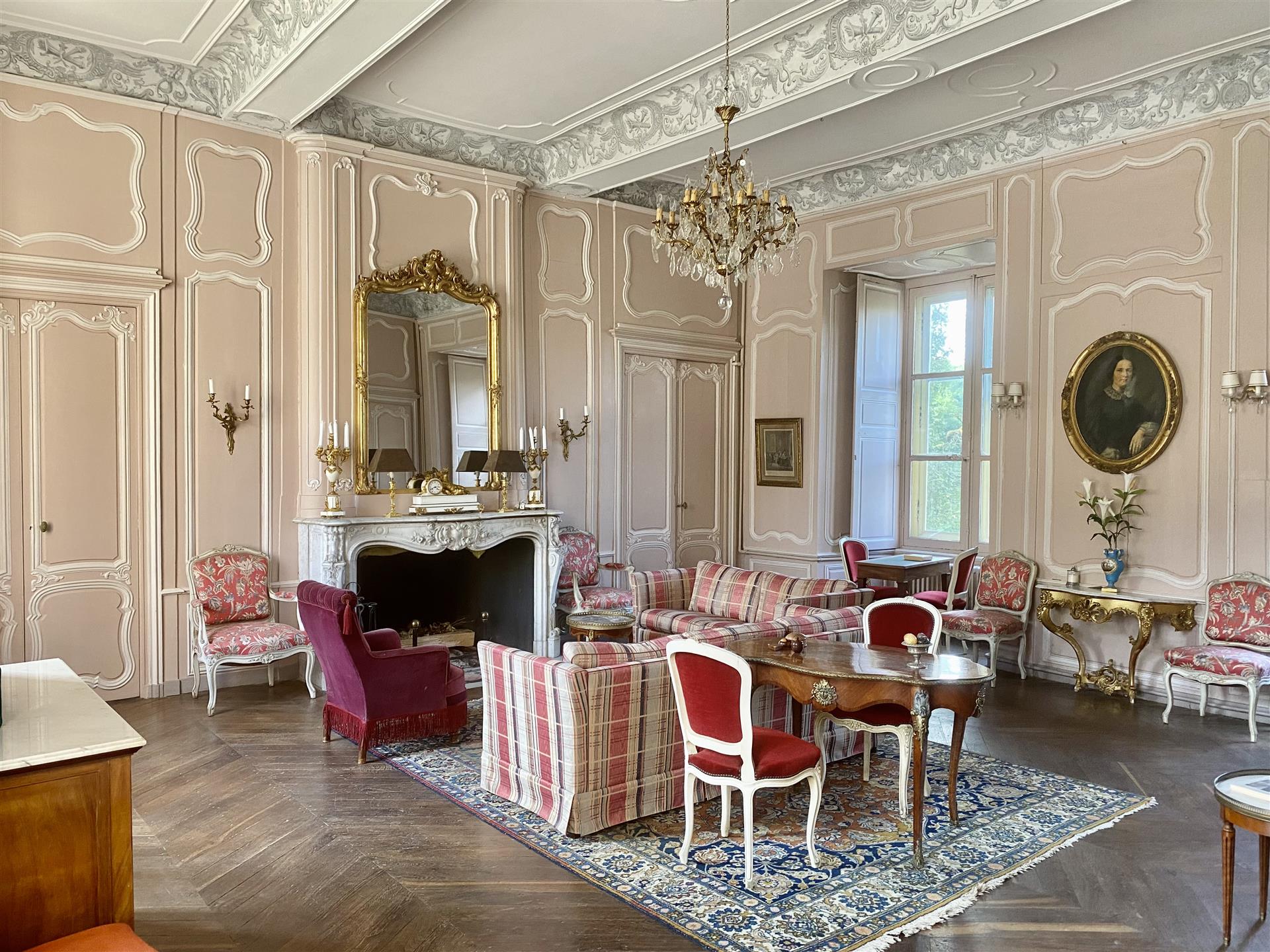 Château XVIIIe Mh restauré avec dépendances 4.7ha, Bois Etang Rivière. 