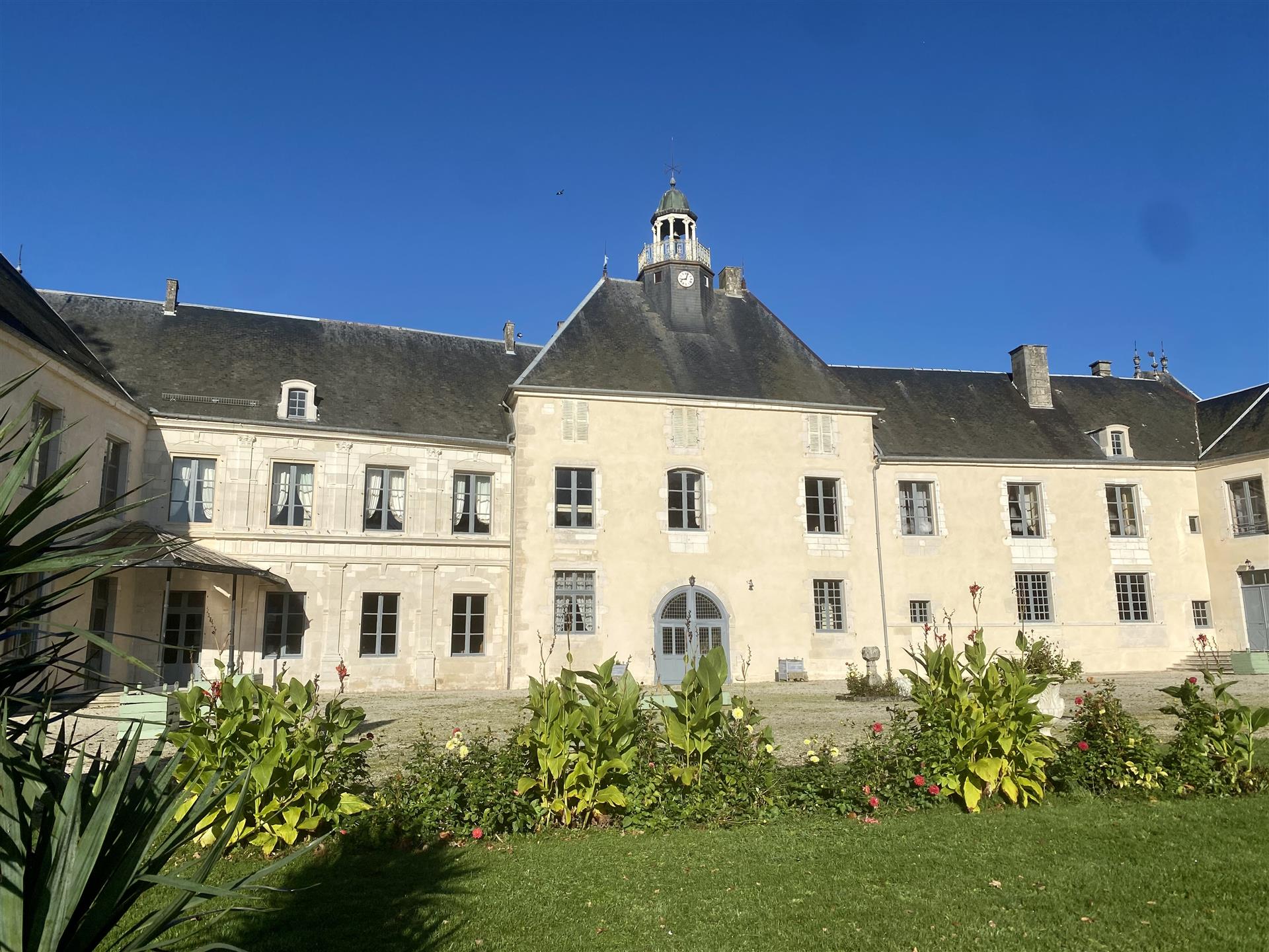 Château XVIIIe Mh restauré avec dépendances 4.7ha, Bois Etang Rivière. 