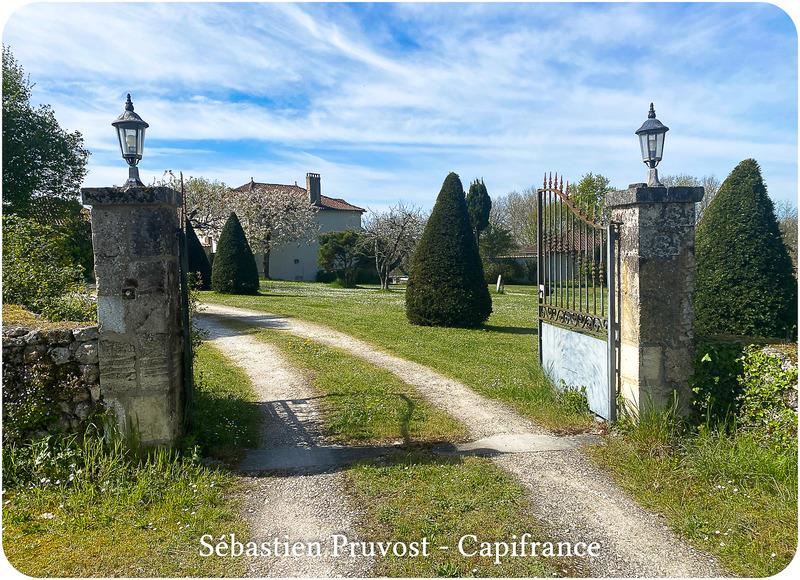Property for sale 5 rooms near Brantome (24), 180m2 hab., 4 bedrooms, gîte 30m2, swimming pool 12x6
