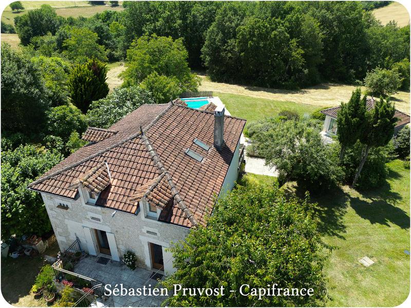 Property for sale 5 rooms near Brantome (24), 180m2 hab., 4 bedrooms, gîte 30m2, swimming pool 12x6
