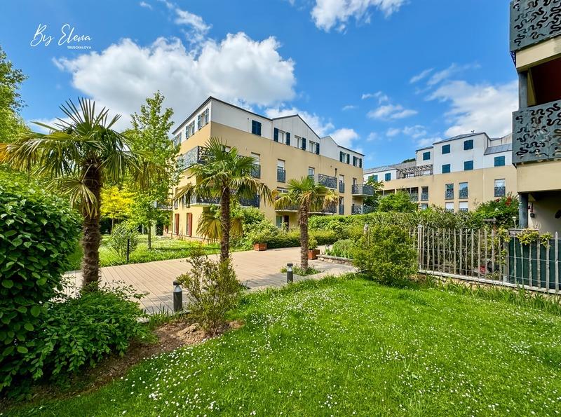 Duplex excepțional — terasă pe acoperiș, vedere panoramică, etaj.