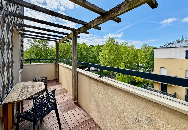 Duplex excepțional — terasă pe acoperiș, vedere panoramică, etaj.