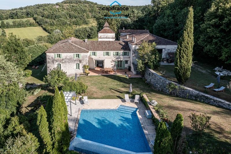 Property for sale 12 rooms, 420m2 + 100m2 living space on 18ha of land