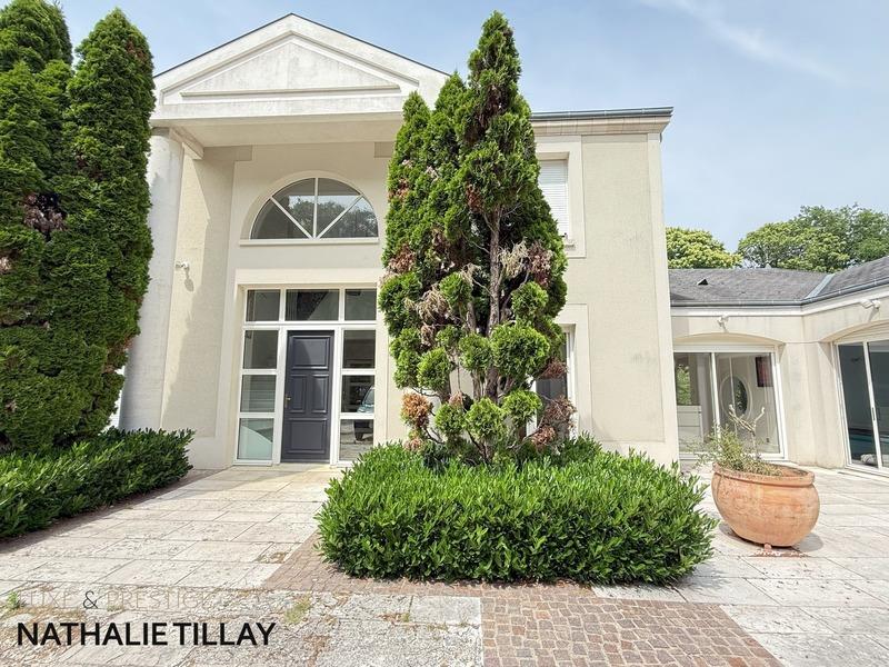 Ardon, near Orléans, Limere golf course, for sale architect-designed house, with garden and swimming