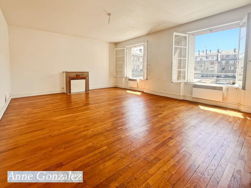 Orleans near rue Royale, for sale 4-room apartment to refresh in beautiful small joint ownership wit