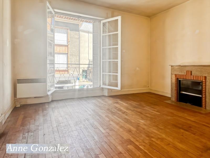 Orleans near rue Royale, for sale 4-room apartment to refresh in beautiful small joint ownership wit