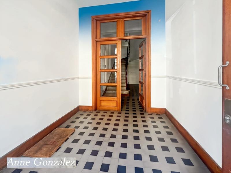 Orleans near rue Royale, for sale 4-room apartment to refresh in beautiful small joint ownership wit