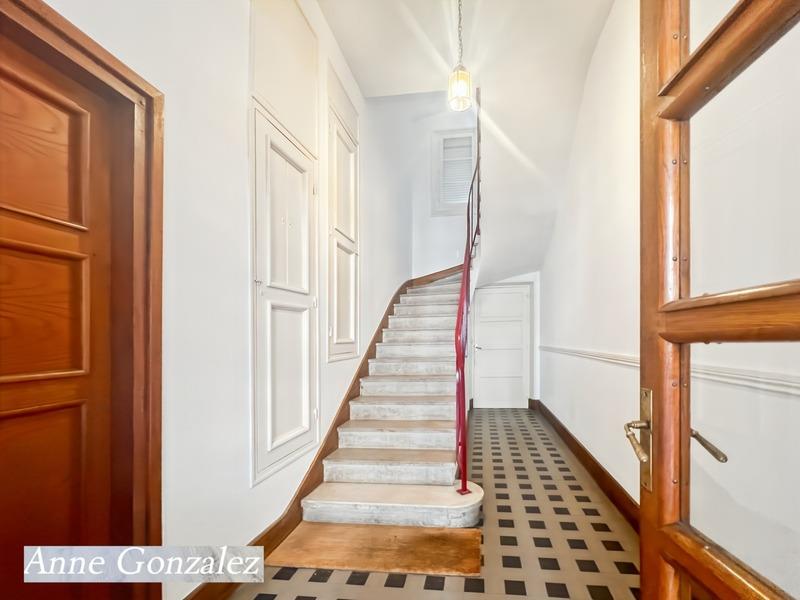 Orleans near rue Royale, for sale 4-room apartment to refresh in beautiful small joint ownership wit