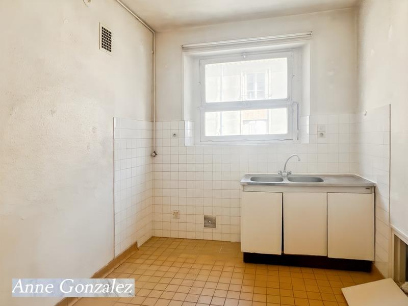 Orleans near rue Royale, for sale 4-room apartment to refresh in beautiful small joint ownership wit