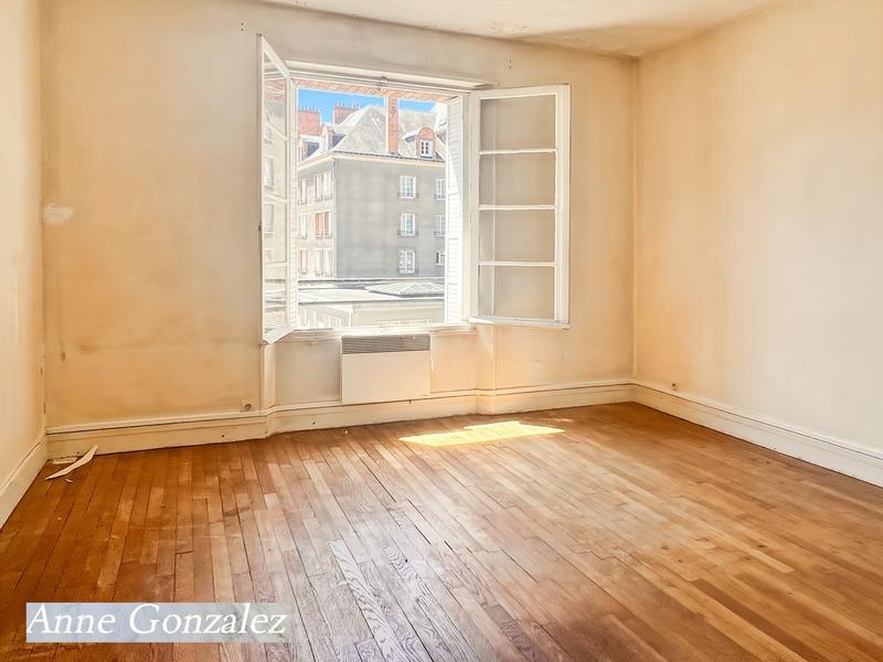 Orleans near rue Royale, for sale 4-room apartment to refresh in beautiful small joint ownership wit