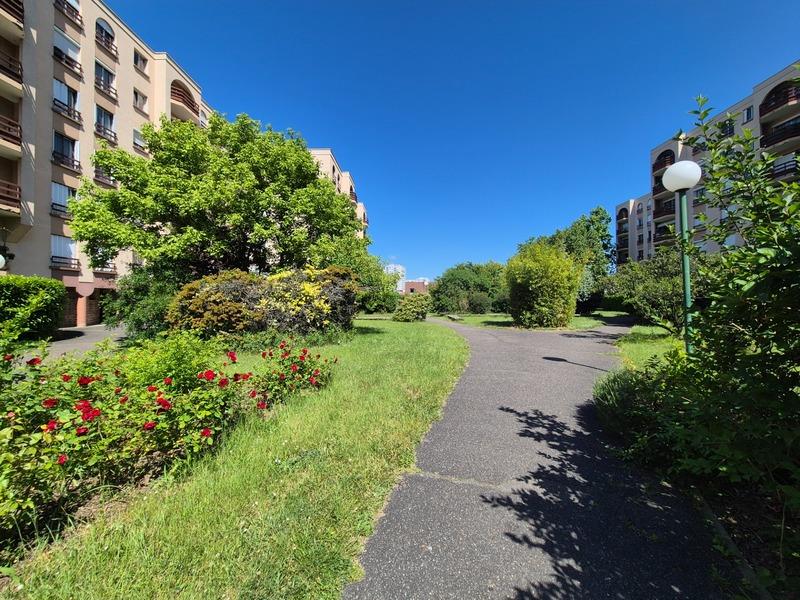 For Sale – Gennevilliers, Bright 3-room apartment with balcony, parking, cellar and garden (92)