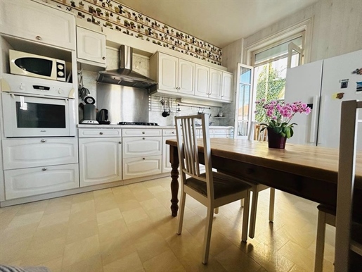 Character house 172 m², enclosed grounds, 4 bedrooms, 3 shower rooms, 1 bathroom hollow pool