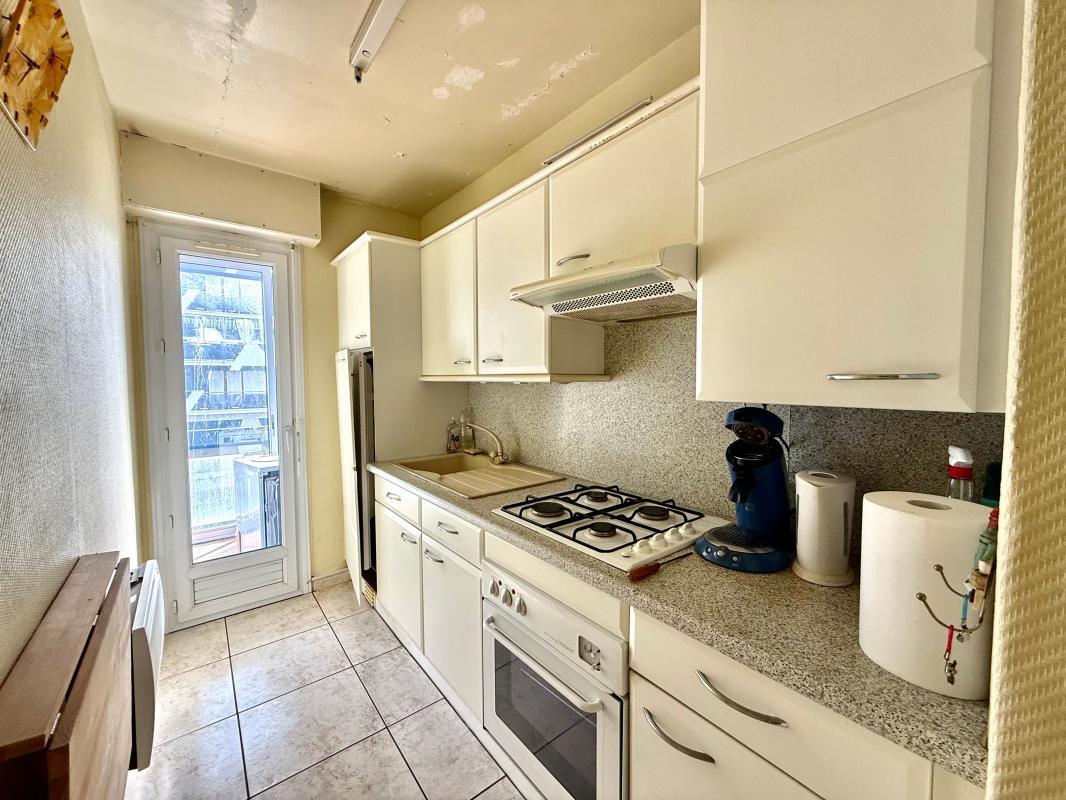 5-room apartment in the heart of the city close to the beach and shops