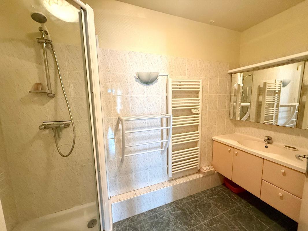 5-room apartment in the heart of the city close to the beach and shops
