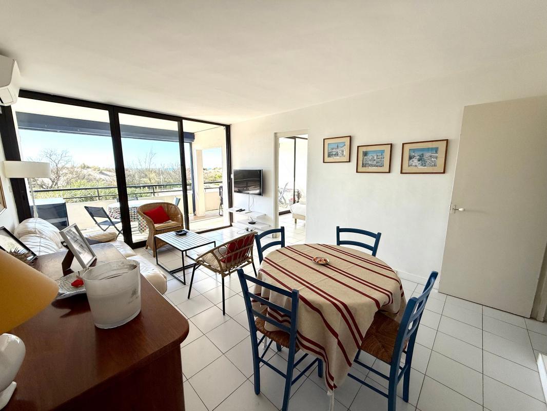 Superb 3 Bedroom Apartment 50m from the Beach – South Facing Terrace