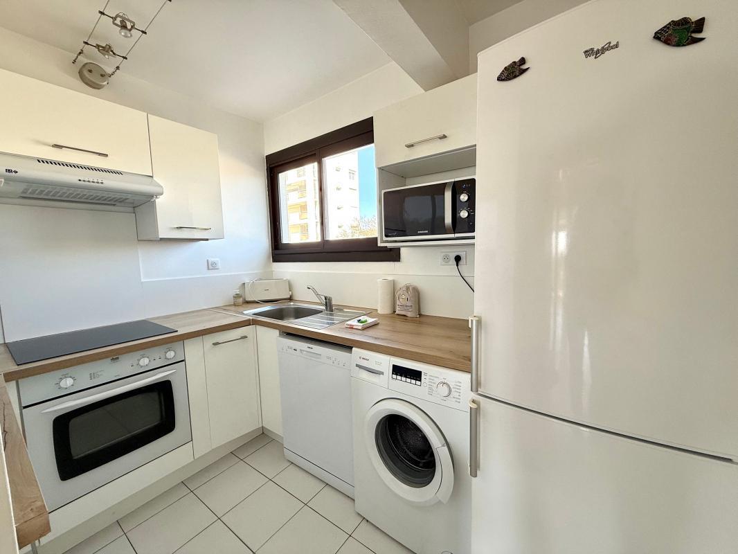Superb 3 Bedroom Apartment 50m from the Beach – South Facing Terrace
