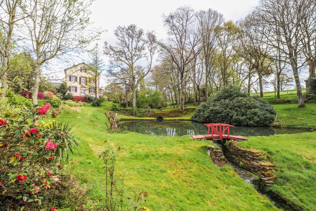 Former hunting lodge and pond near Carhaix