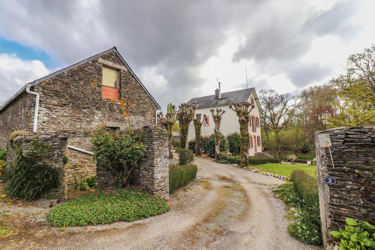 Former hunting lodge and pond near Carhaix