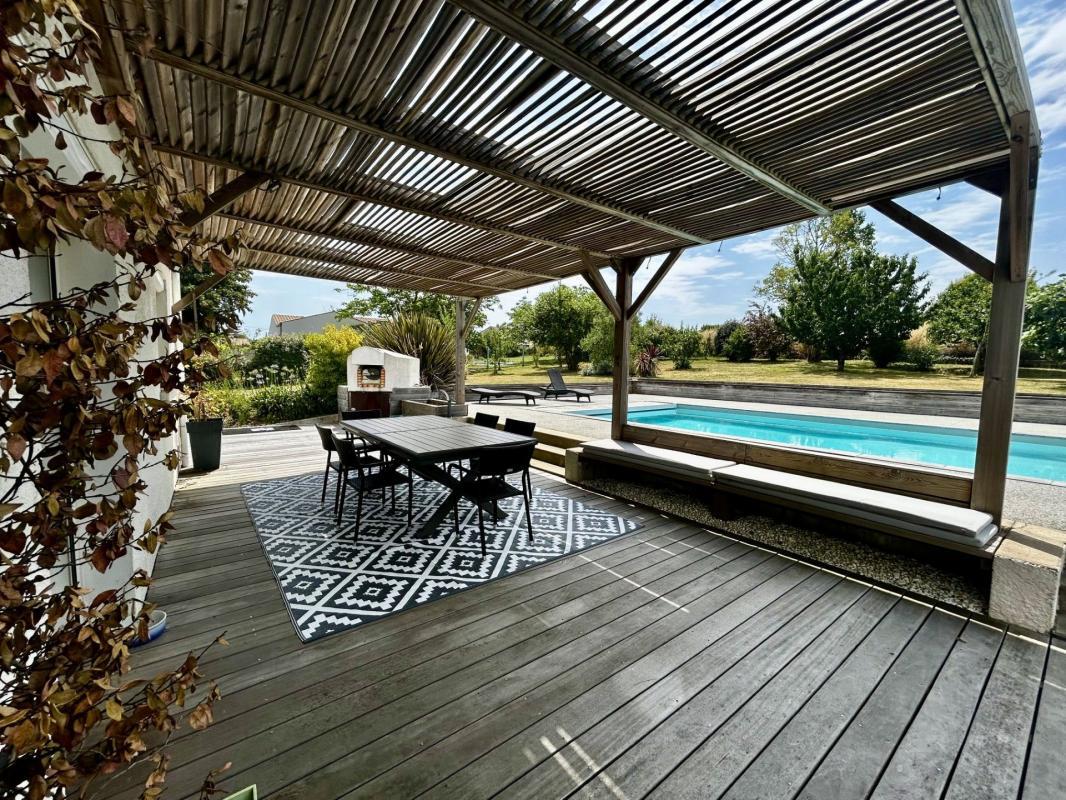 Andilly, family home with reception room, chalet and swimming pool