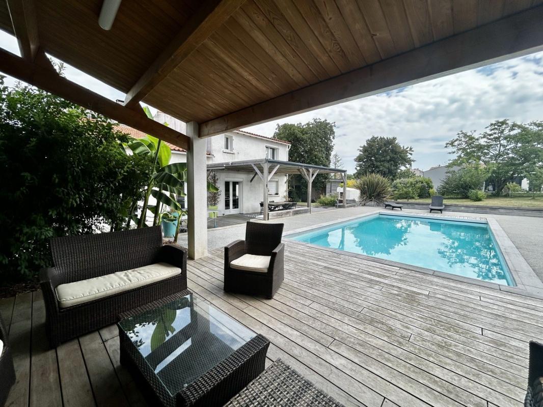 Andilly, family home with reception room, chalet and swimming pool