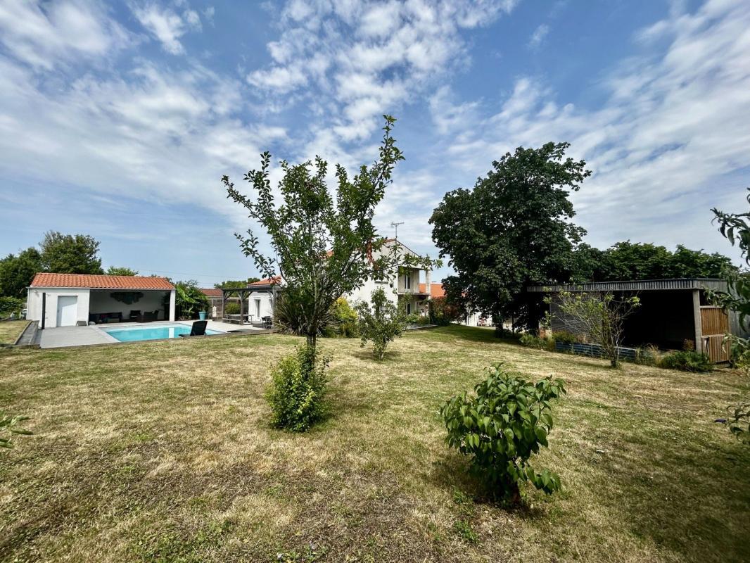 Andilly, family home with reception room, chalet and swimming pool