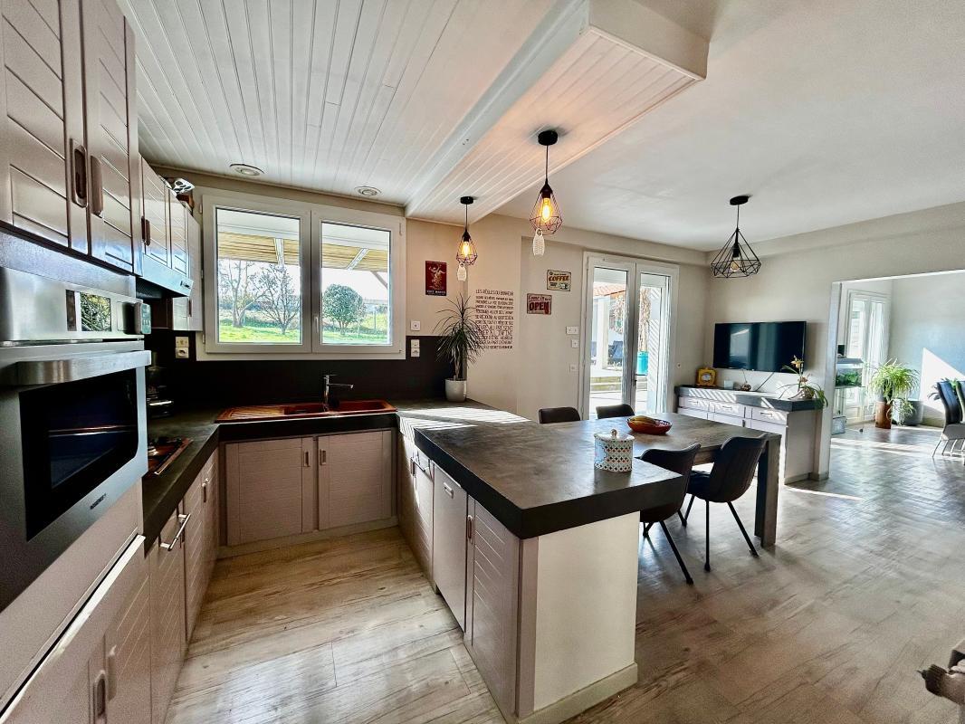 Andilly, family home with reception room, chalet and swimming pool