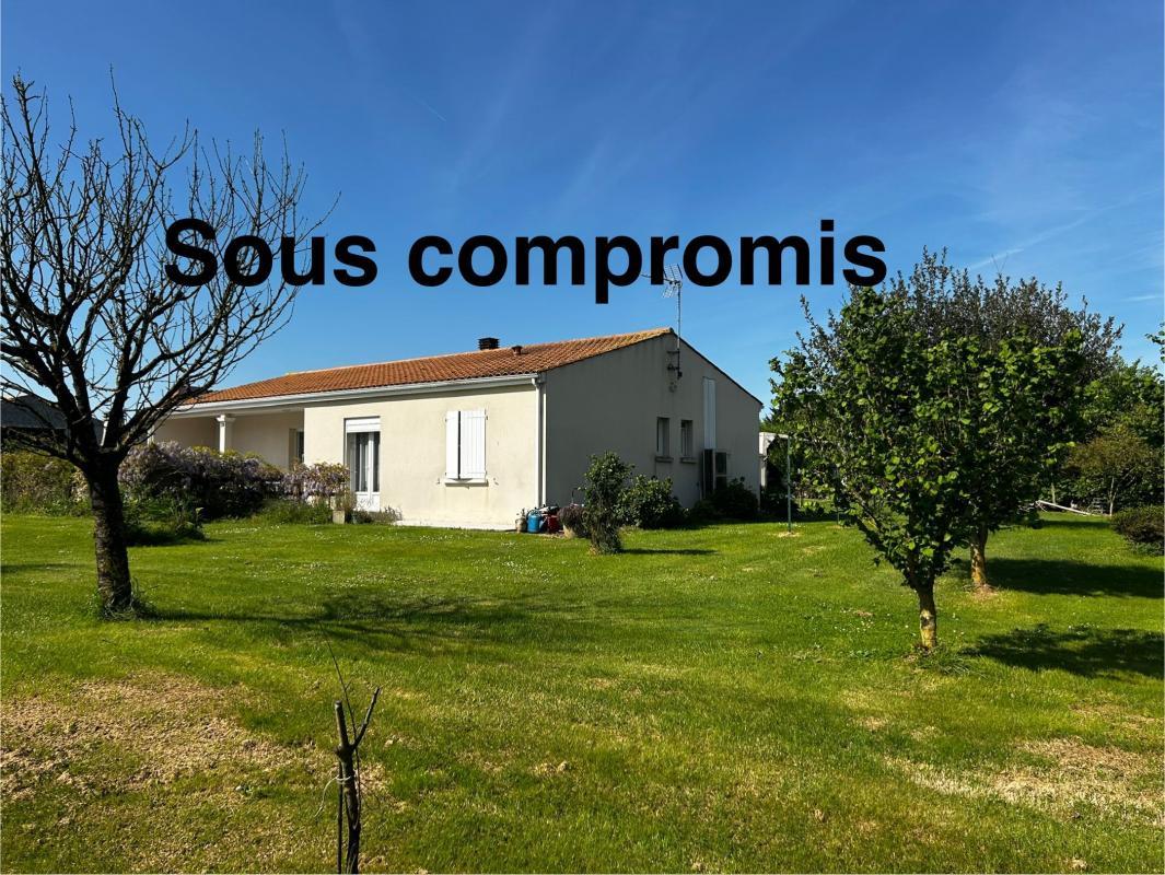 Charron 17230, Maison de plain pied avec dépendances et grand jardin