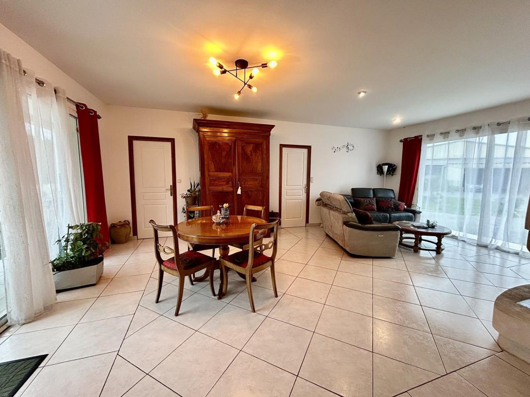Charron 17230, Maison de plain pied avec dépendances et grand jardin