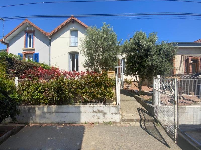 Saint Germain Laval (42) Maison en pierre de 75 m2 avec terrain attenant arboré