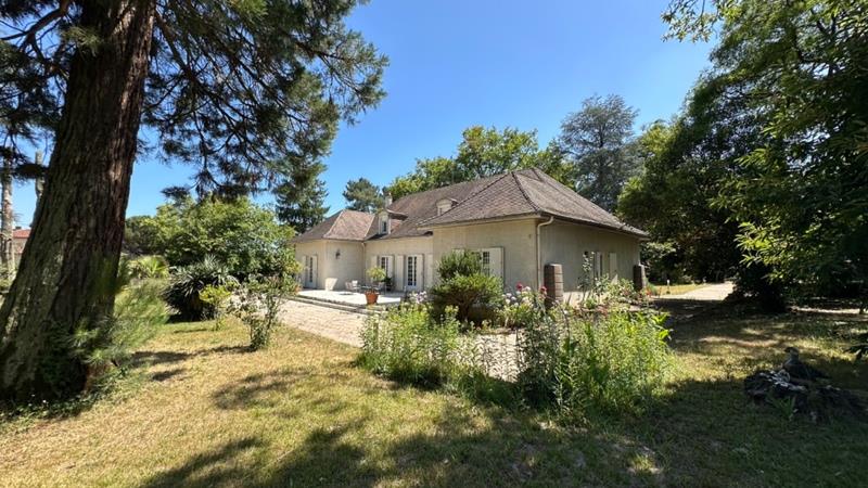 Maison de caractère 320M2 sur parc arboré de 4000m2