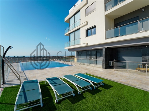 Apartamento de 1+2 dormitorios con piscina, garaje, vistas al mar y puerto deportivo de Albufeira