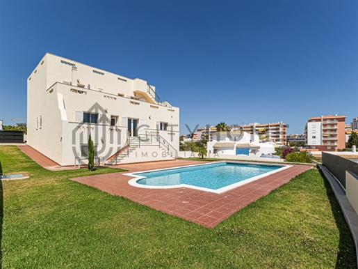 Detached 4 bedroom villa with pool and sea views