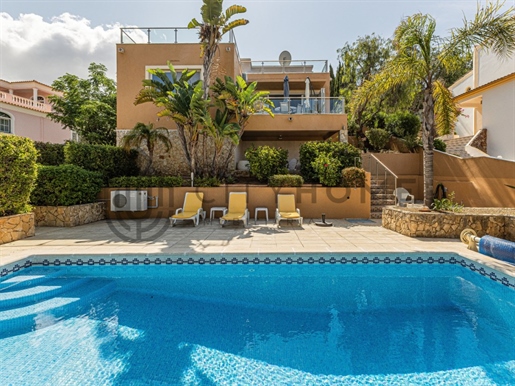 Detached 3 bedroom villa with pool, garage and sea view