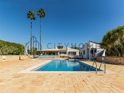 Single storey 3+1 bedroom villa with swimming pool on a plot of 3.600m2 in Alcaria