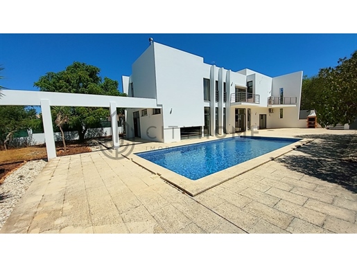 Casa T3 + 1, con piscina, en Almancil