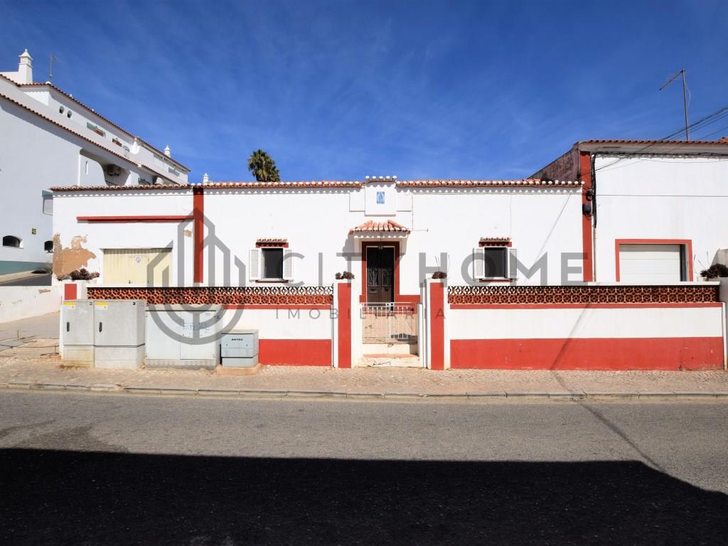 Villa mit 3 Schlafzimmern im Zentrum von Carvoeiro mit Garage