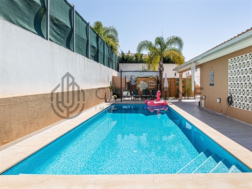 Maison individuelle de 3 + 1 chambres avec piscine à Vale Pedras