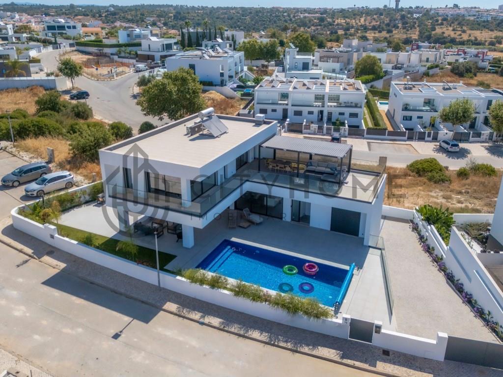 Contemporary 3 bedroom villa with swimming pool