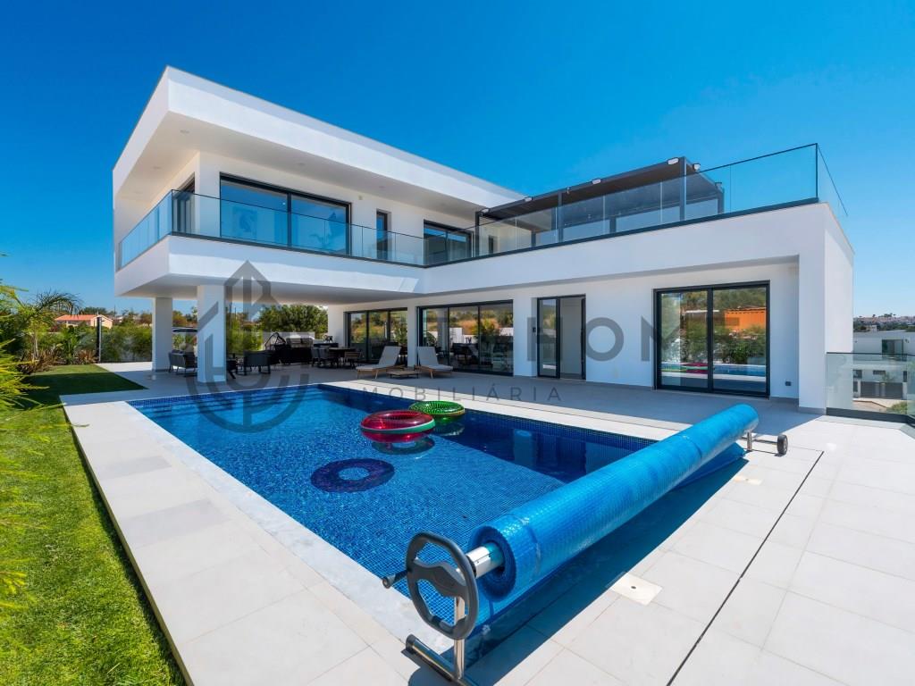 Contemporary 3 bedroom villa with swimming pool