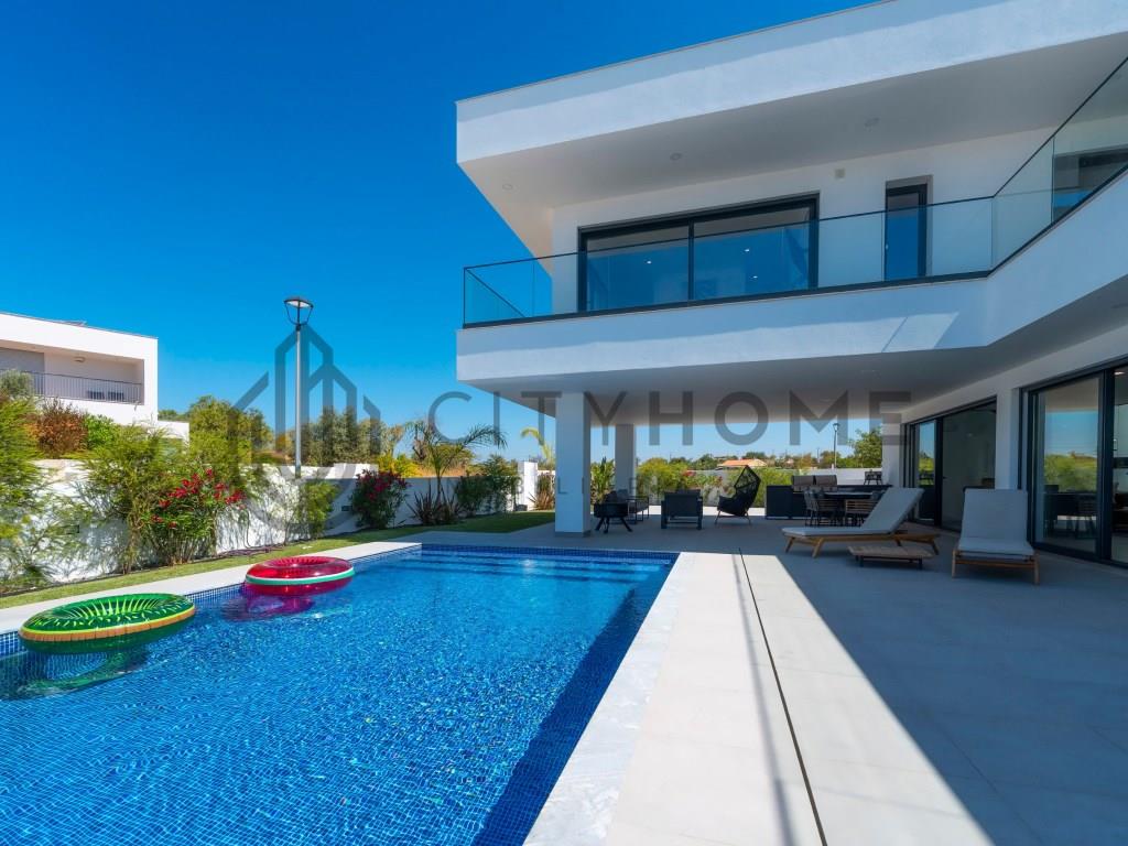Contemporary 3 bedroom villa with swimming pool