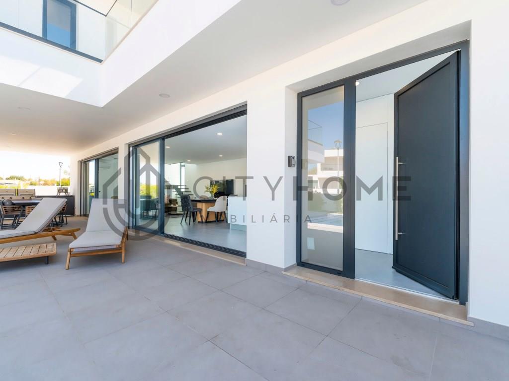 Contemporary 3 bedroom villa with swimming pool