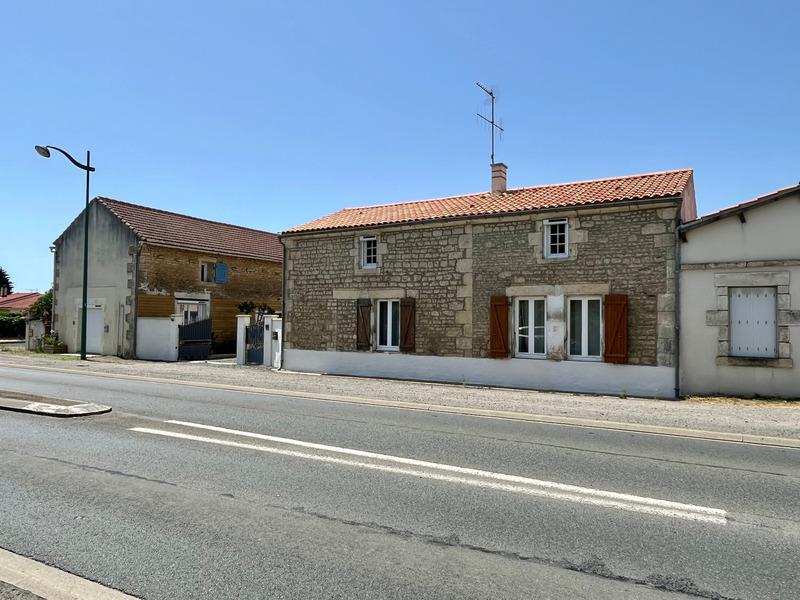 Sainte Gemme la Plaine (85400) Charming farmhouse completely renovated with gite and annexes on 900